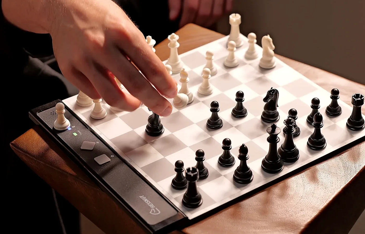 Компактная электронная доска Chessnut GO для коротких домашних и выездных партий