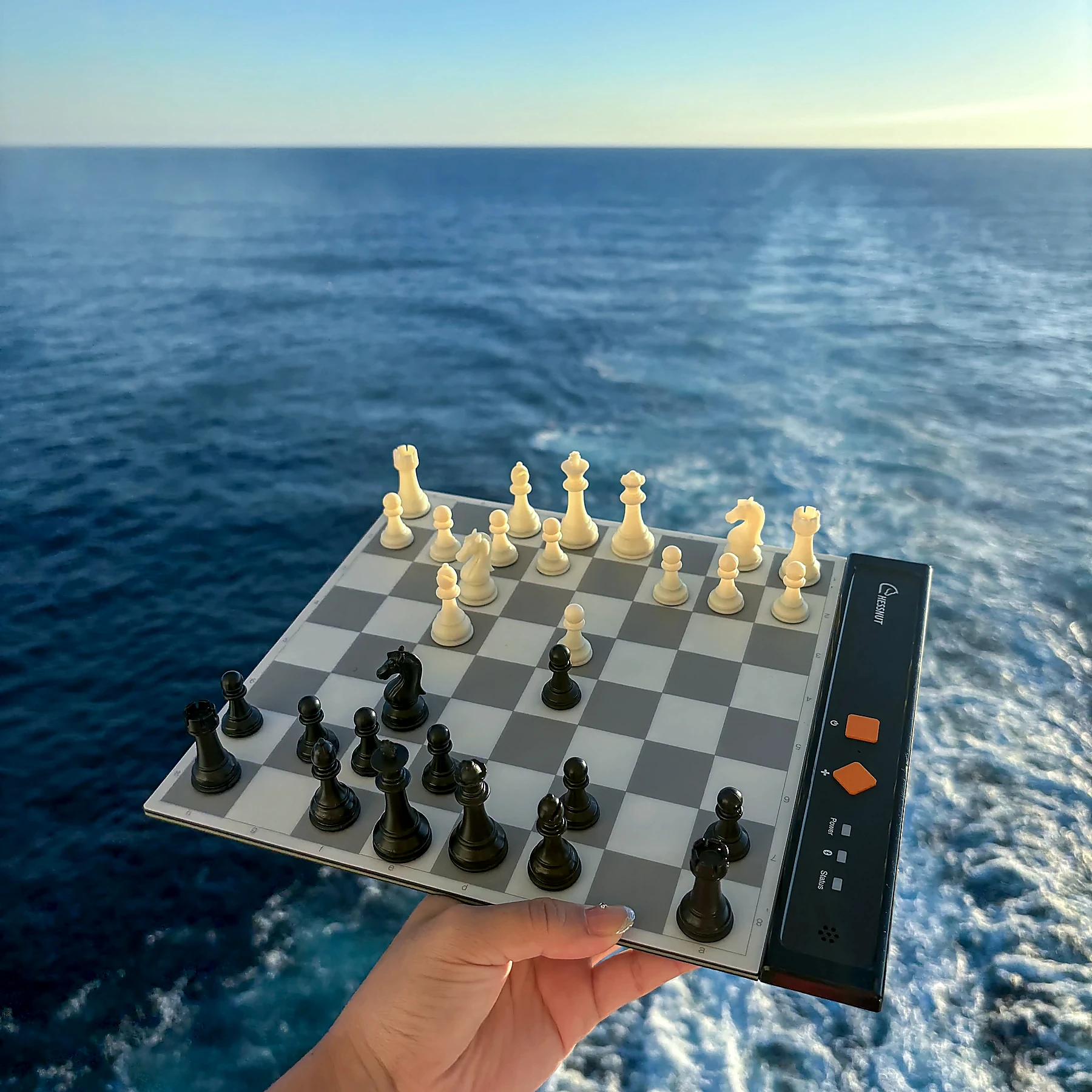 Chessnut GO — портативная электронная доска с магнитными фигурами