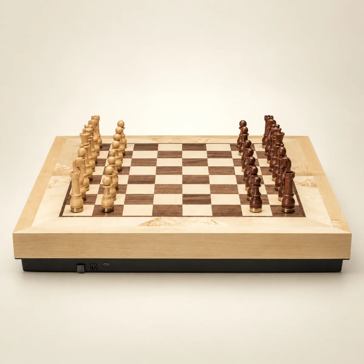 Phantom Classical Maple — Роботизированная доска из клёна со стаунтоновскими фигурами