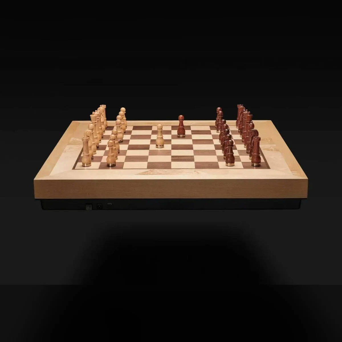 Phantom Classical Maple — Роботизированная доска из клёна со стаунтоновскими фигурами