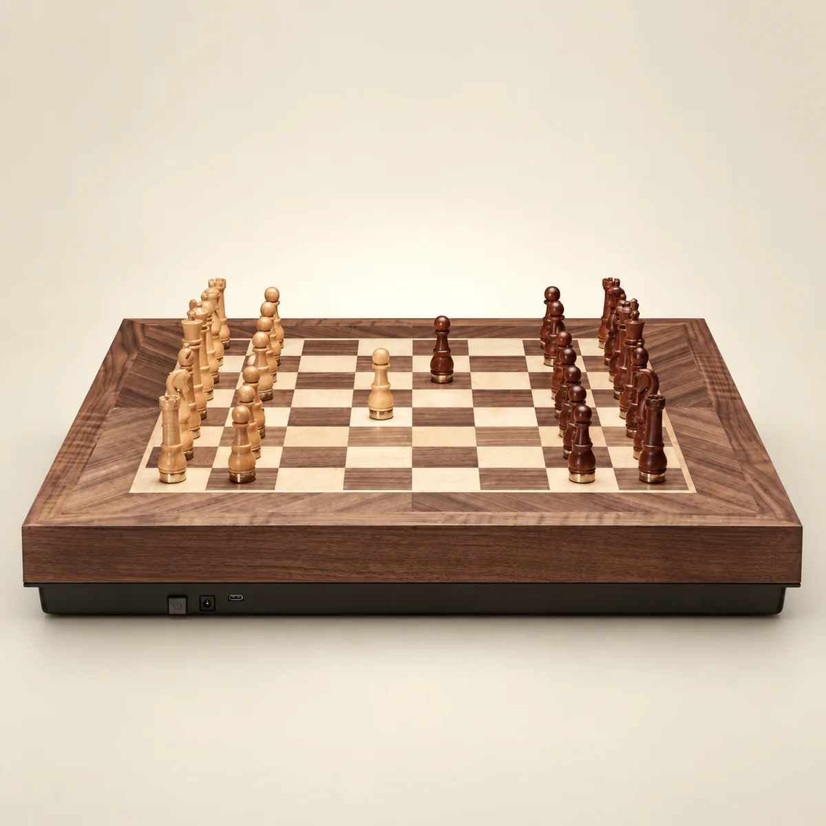 Phantom Classical Walnut — Роботизированная доска из ореха со стаунтоновскими фигурами