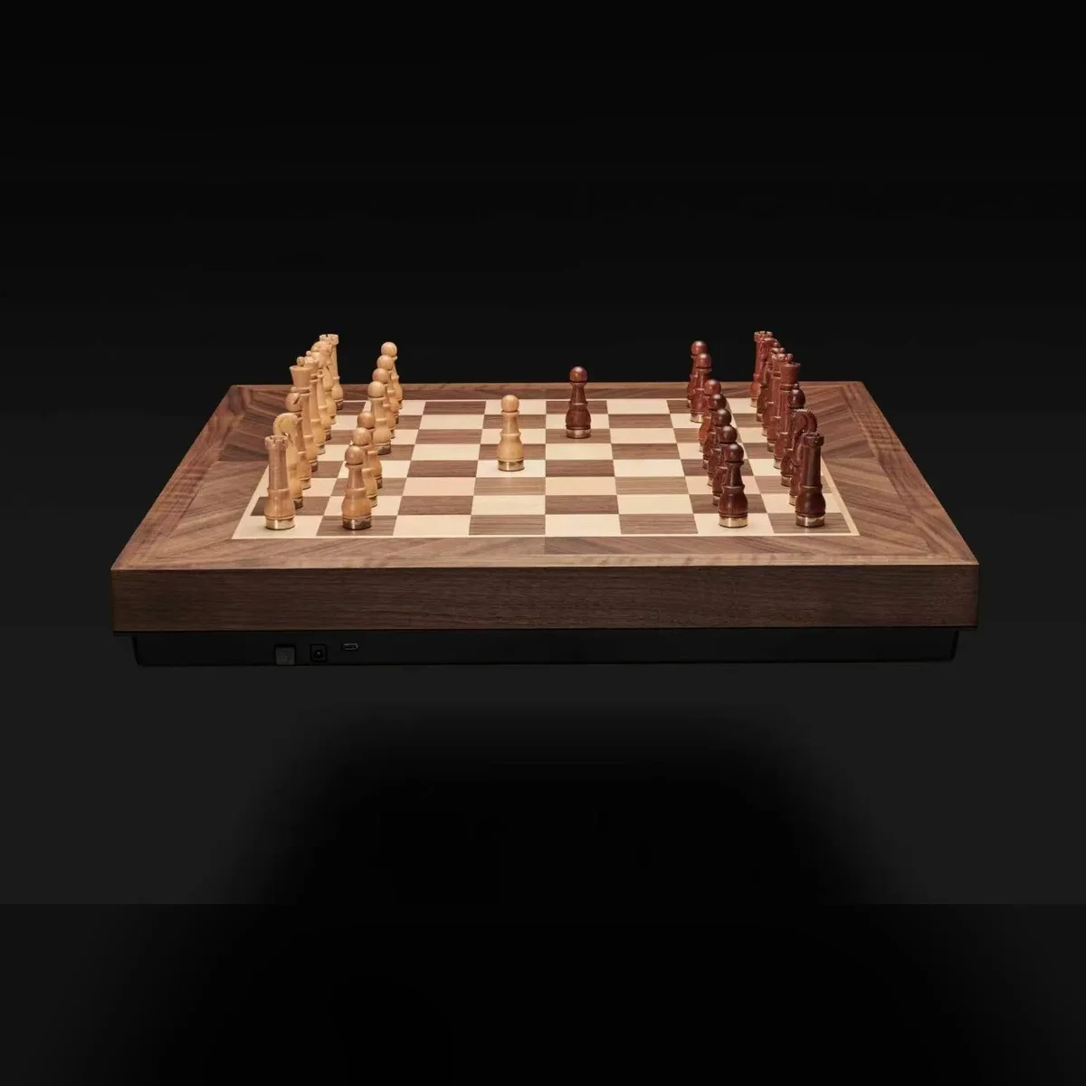 Phantom Classical Walnut — Роботизированная доска из ореха со стаунтоновскими фигурами