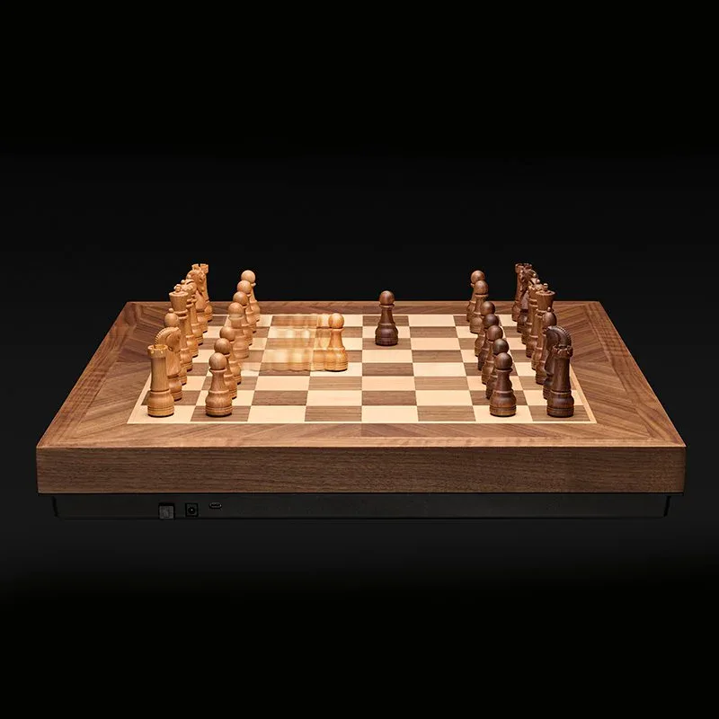 Обложка статьи — Phantom Chessboard: роботизированная доска, где фигуры ходят сами