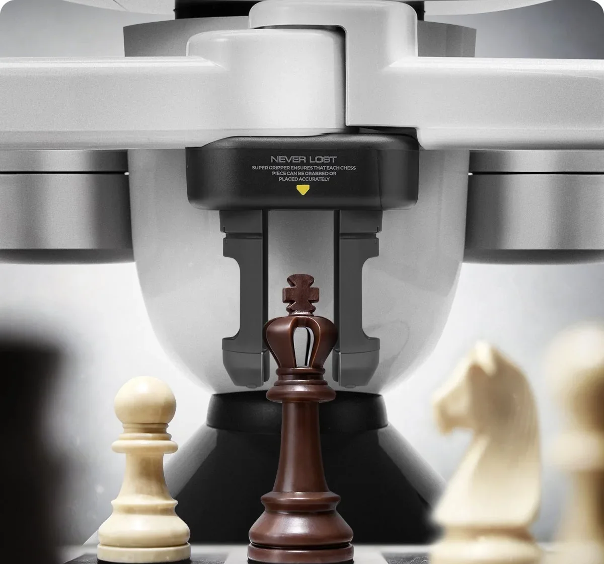Захват SenseRobot Chess Mini берёт короля