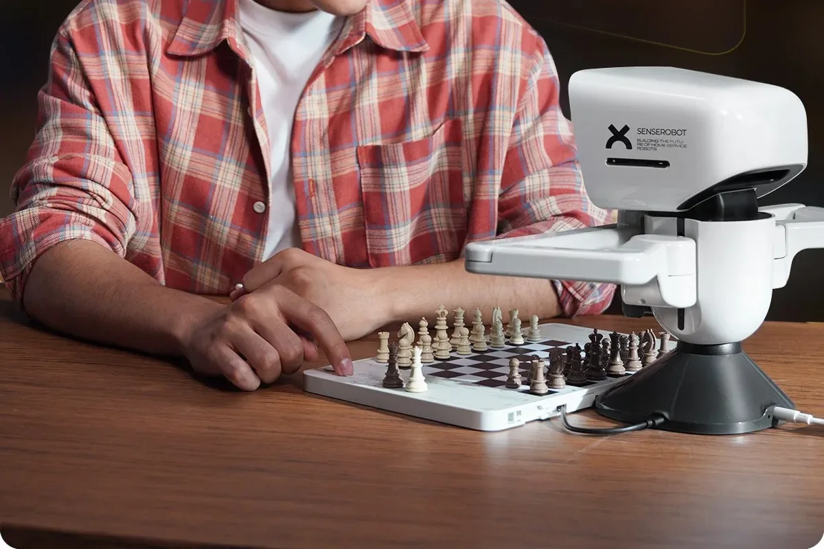 SenseRobot Chess Mini на обычном столе рядом с игроком