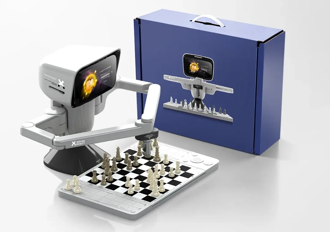 SenseRobot Chess Mini рядом с коробкой