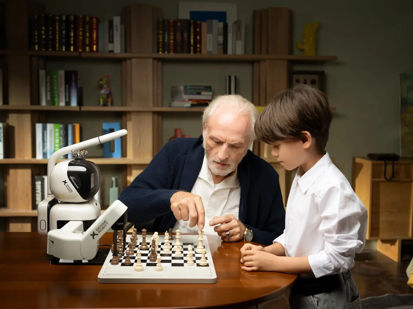 Дедушка с внуком разбирают партию на доске SenseRobot Chess