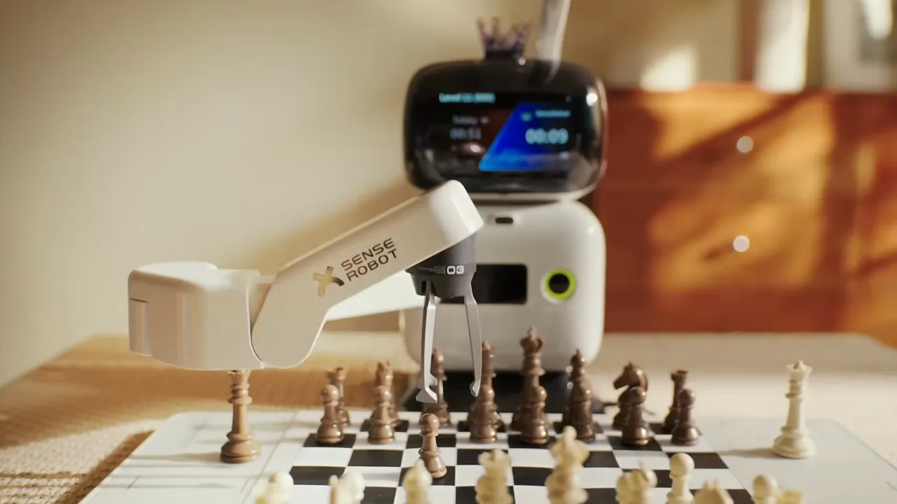 Рука SenseRobot Chess ставит фигуру на доску
